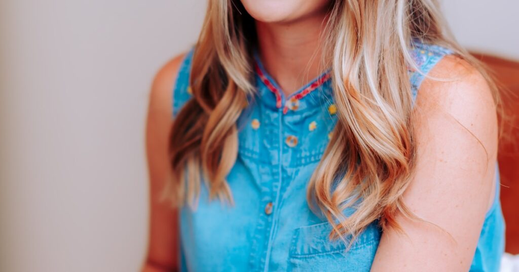 Mujer con piel joven y radiante